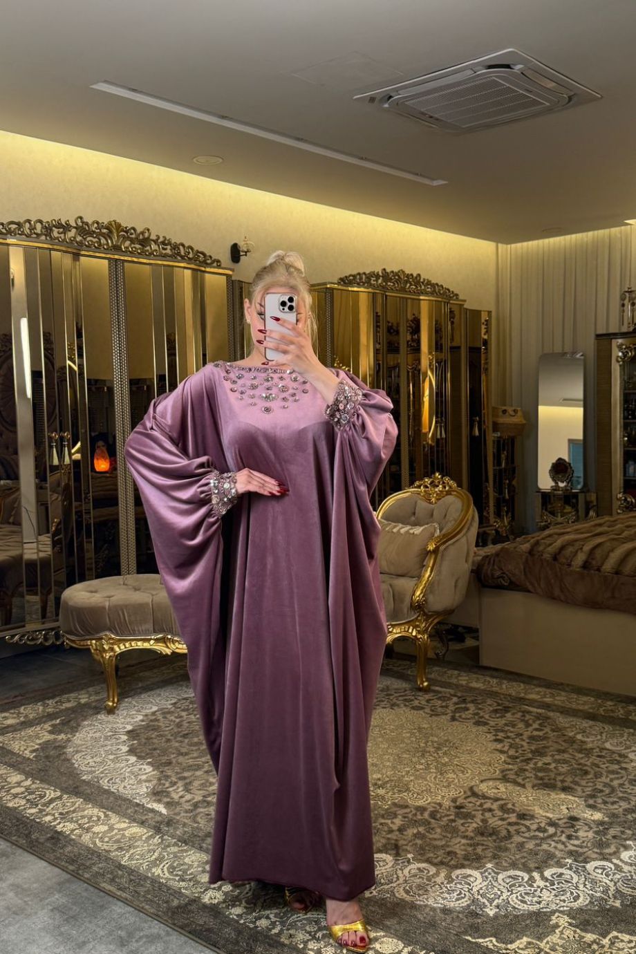 كلابيه مخمل فاخرة برقبة وأكمام مزينة بالستراس