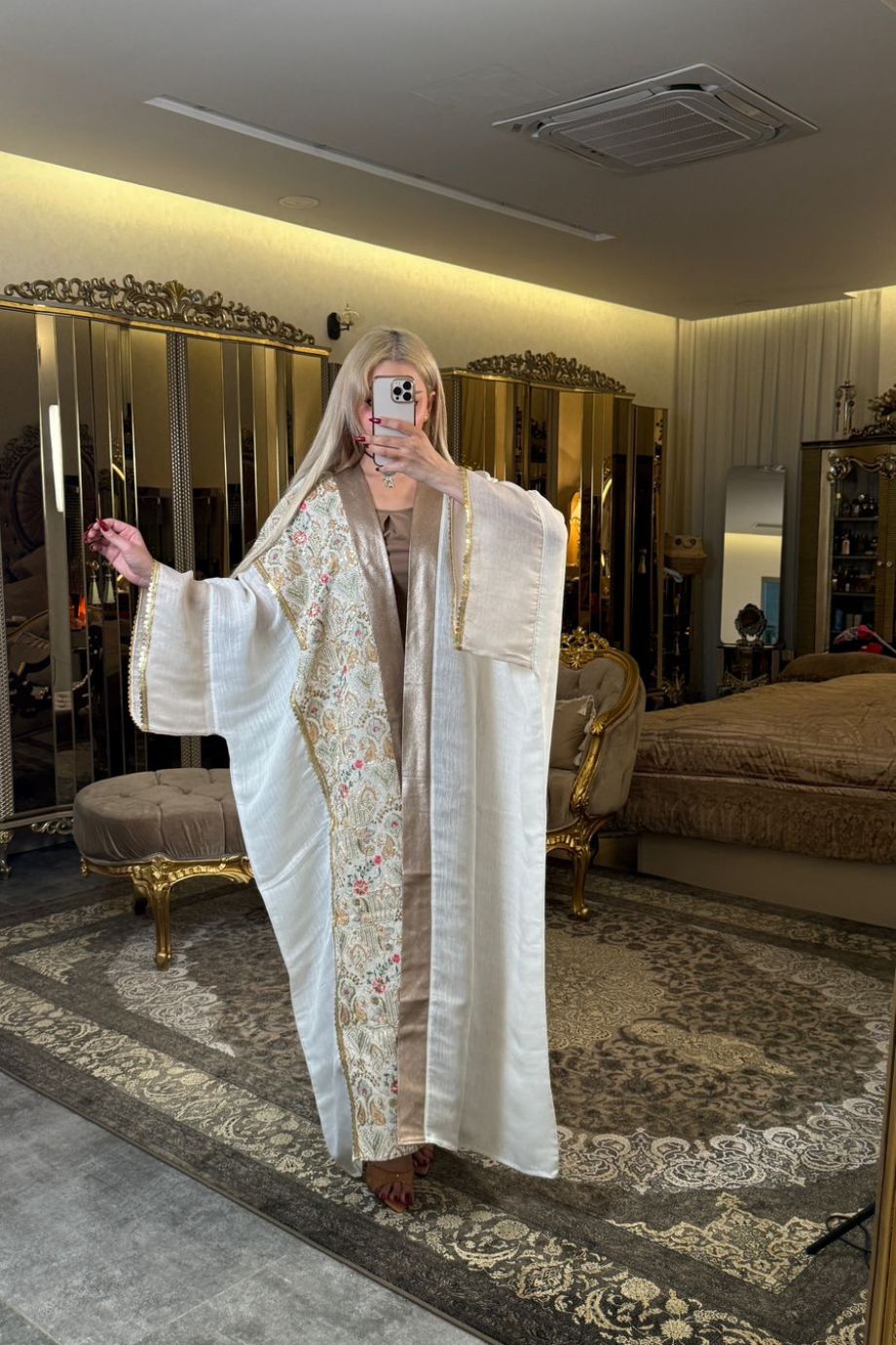 بشت لنن فاخر بتطريز "بلك" على جانب واحد – تصميم أنيق للمناسبات