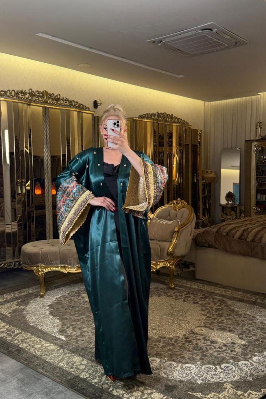 بشت ستن سوتاج إماراتي – فخامة وأناقة بالقماش الناعم