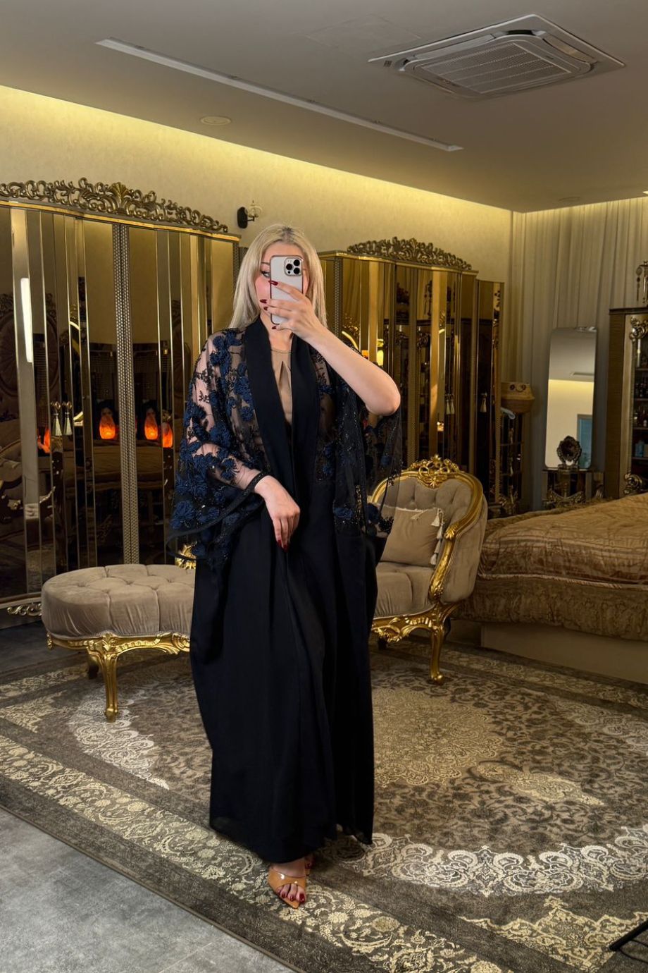 طقم نسائي مشغول مع فستان كت مزين بورود مُجسمة – تصميم أنيق لإطلالة فاخرة