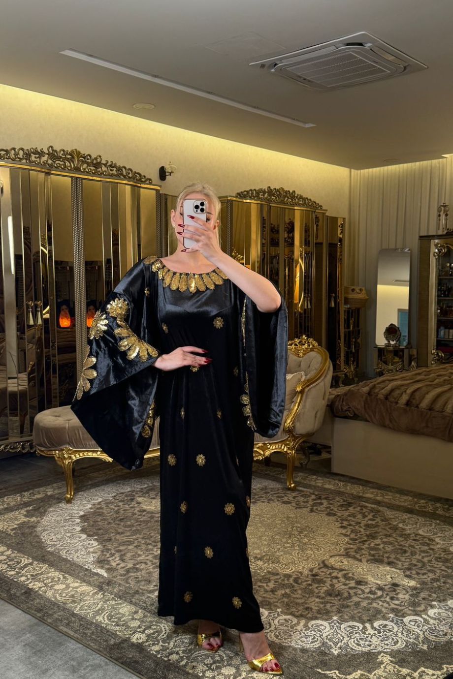 كلابيه مخمل فاخرة برقبة مزينة بورد ذهبي