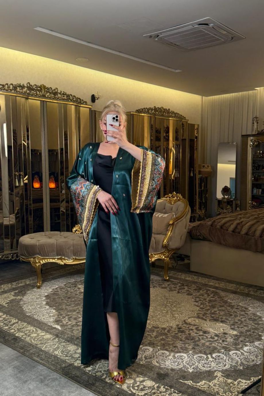 بشت ستن سوتاج إماراتي – فخامة وأناقة بالقماش الناعم