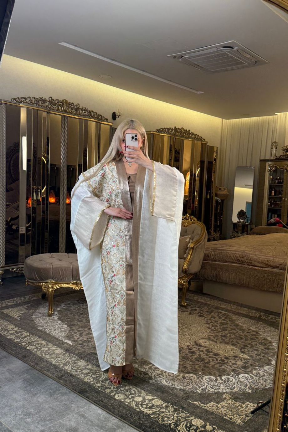 بشت لنن فاخر بتطريز "بلك" على جانب واحد – تصميم أنيق للمناسبات