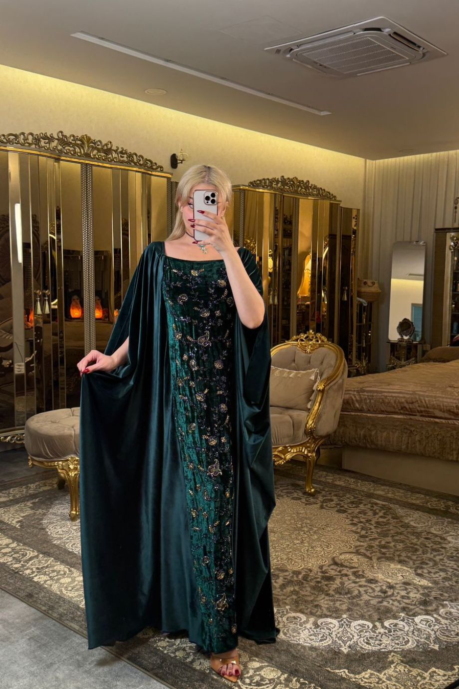 كلابية مخمل بصدر نمنم وحزام داخلي – أناقة فاخرة بتصميم مريح وجذاب