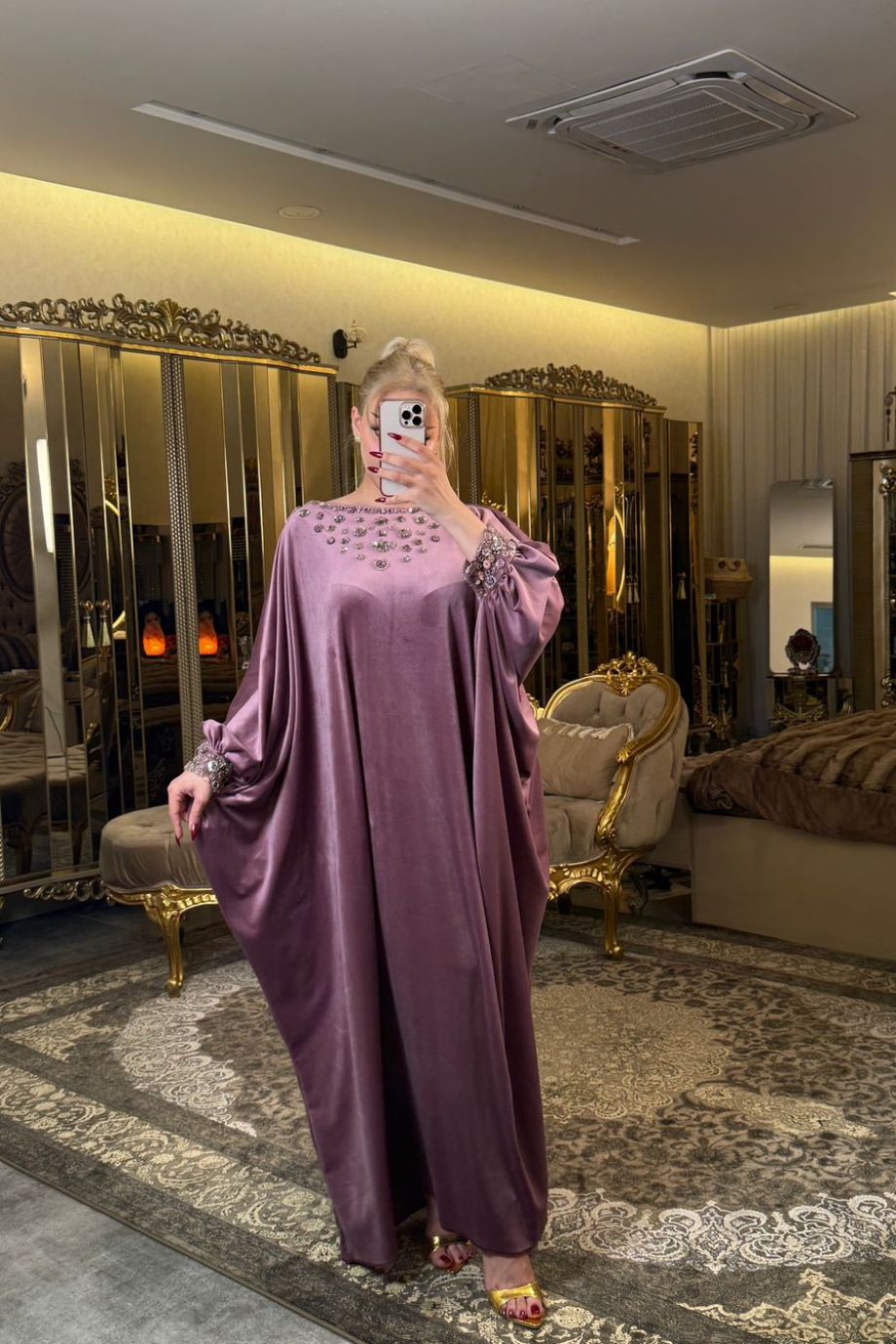 كلابيه مخمل فاخرة برقبة وأكمام مزينة بالستراس