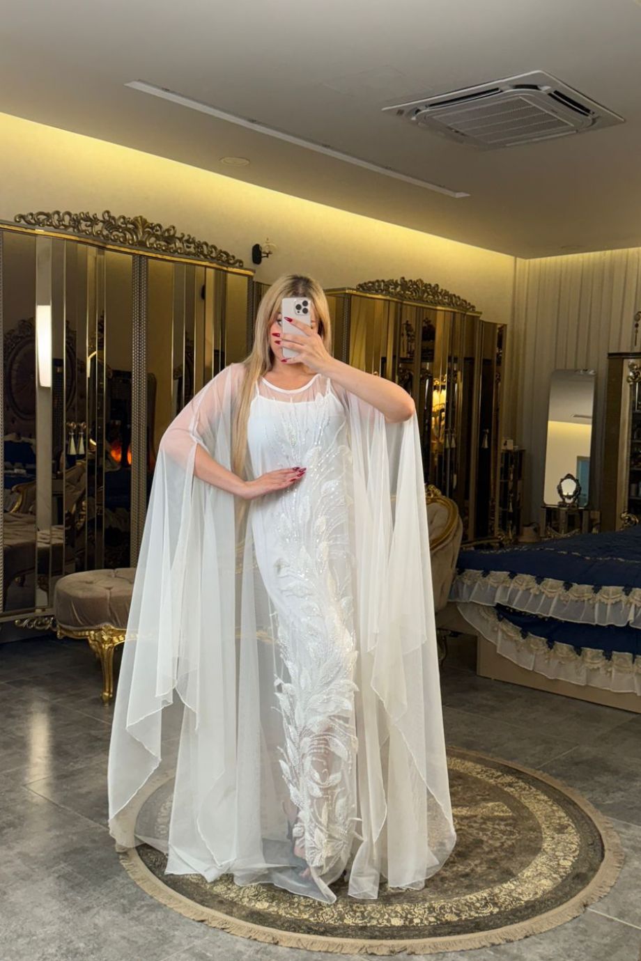 طقم مناسبة تول فاخر – صدر مشغول بالورد والنمنم بتصميم أنيق وفخم