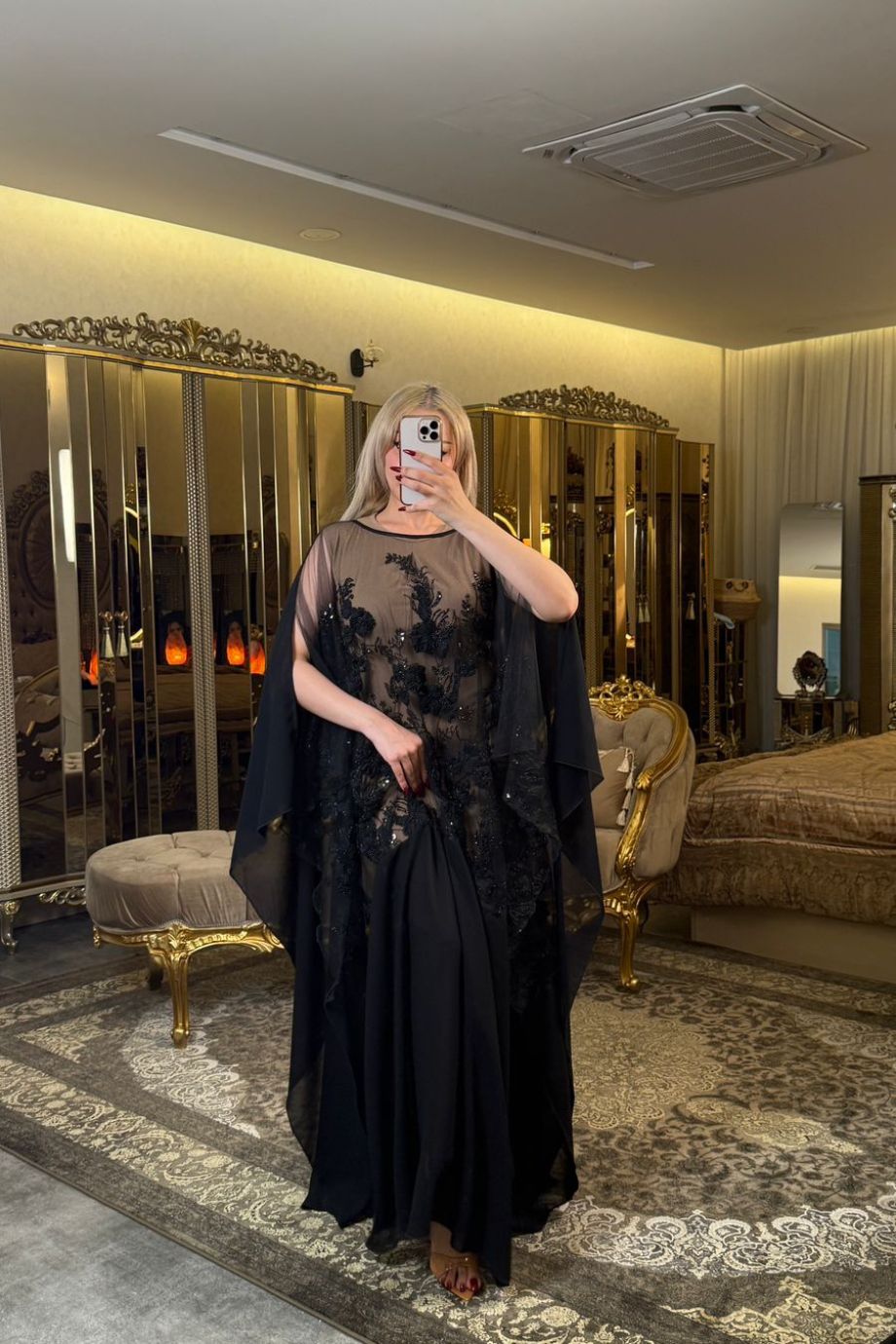 طقم كلابية بصدر تول مشغول ورد مجسّم مع فستان بينسل كت – فري سايز بإطلالة راقية وأنثوية