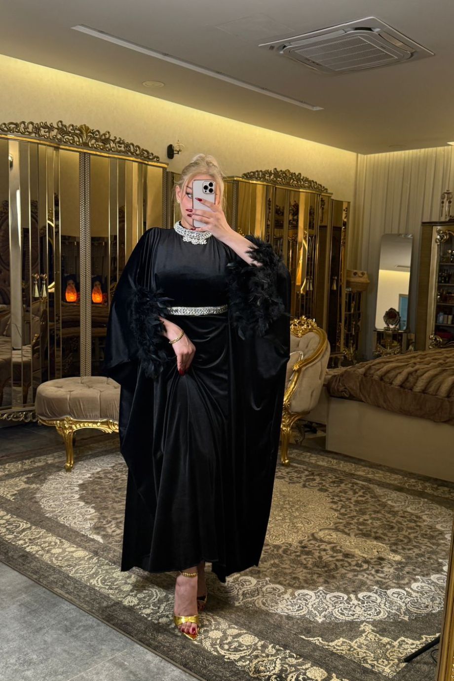 فستان مخمل أنيق برقبة مزينة بالفصوص اللامعة