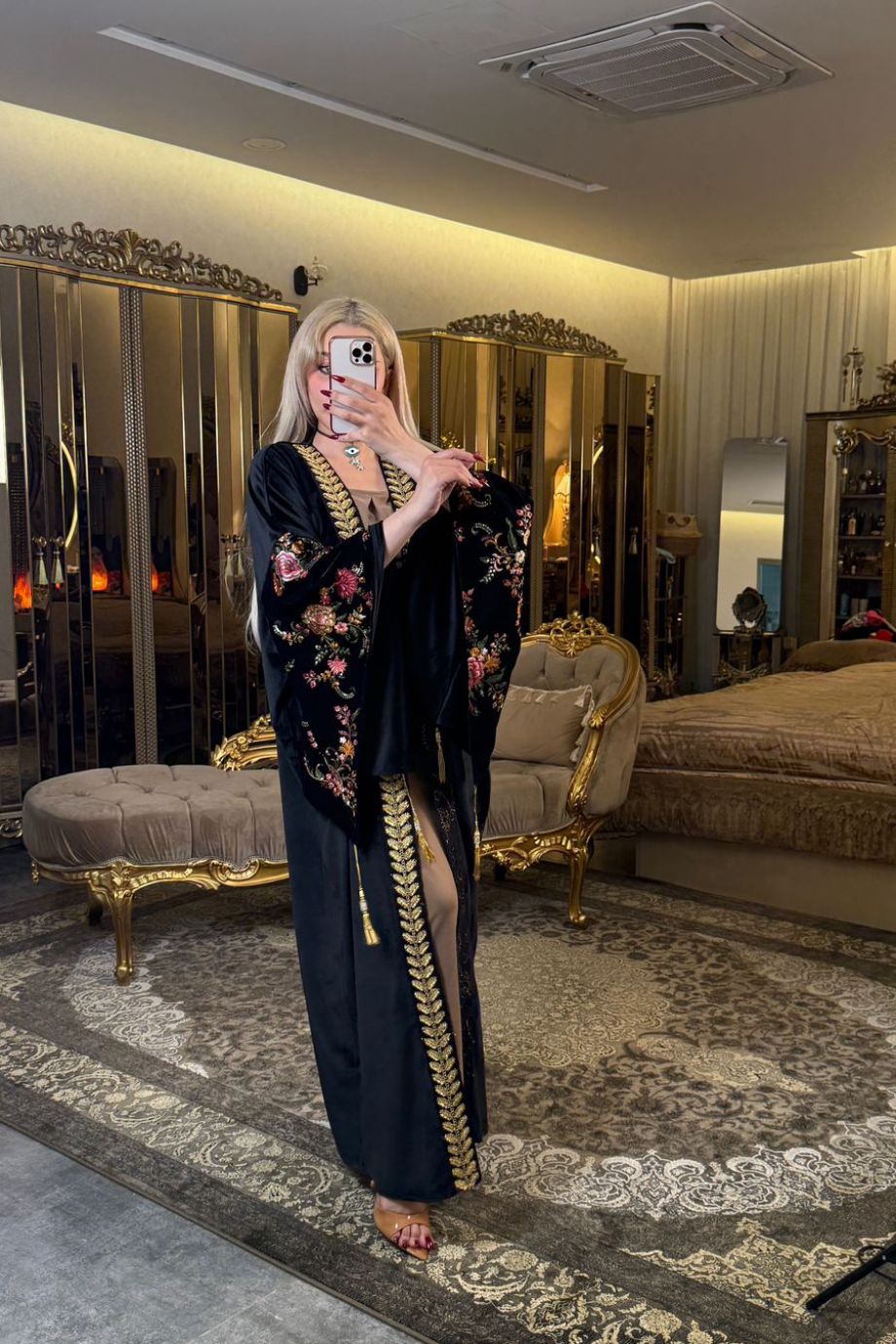 بشت مخمل فاخر بأكمام مطرّزة – أناقة مميزة بتفاصيل مشغولة يدوياً