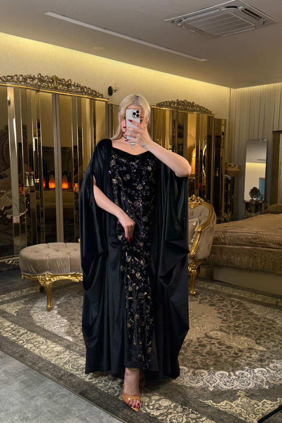 كلابية مخمل بصدر نمنم وحزام داخلي – أناقة فاخرة بتصميم مريح وجذاب