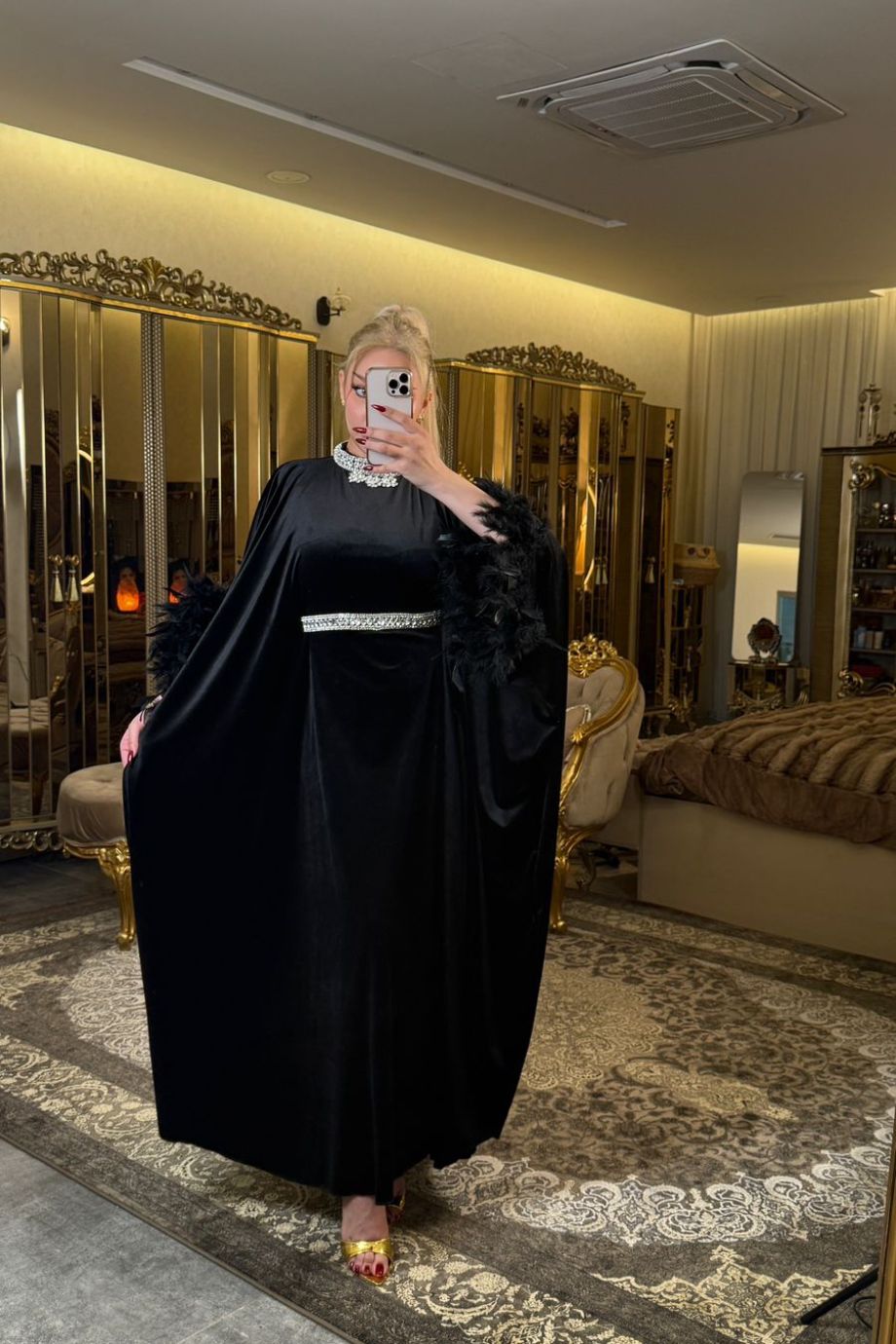 فستان مخمل أنيق برقبة مزينة بالفصوص اللامعة