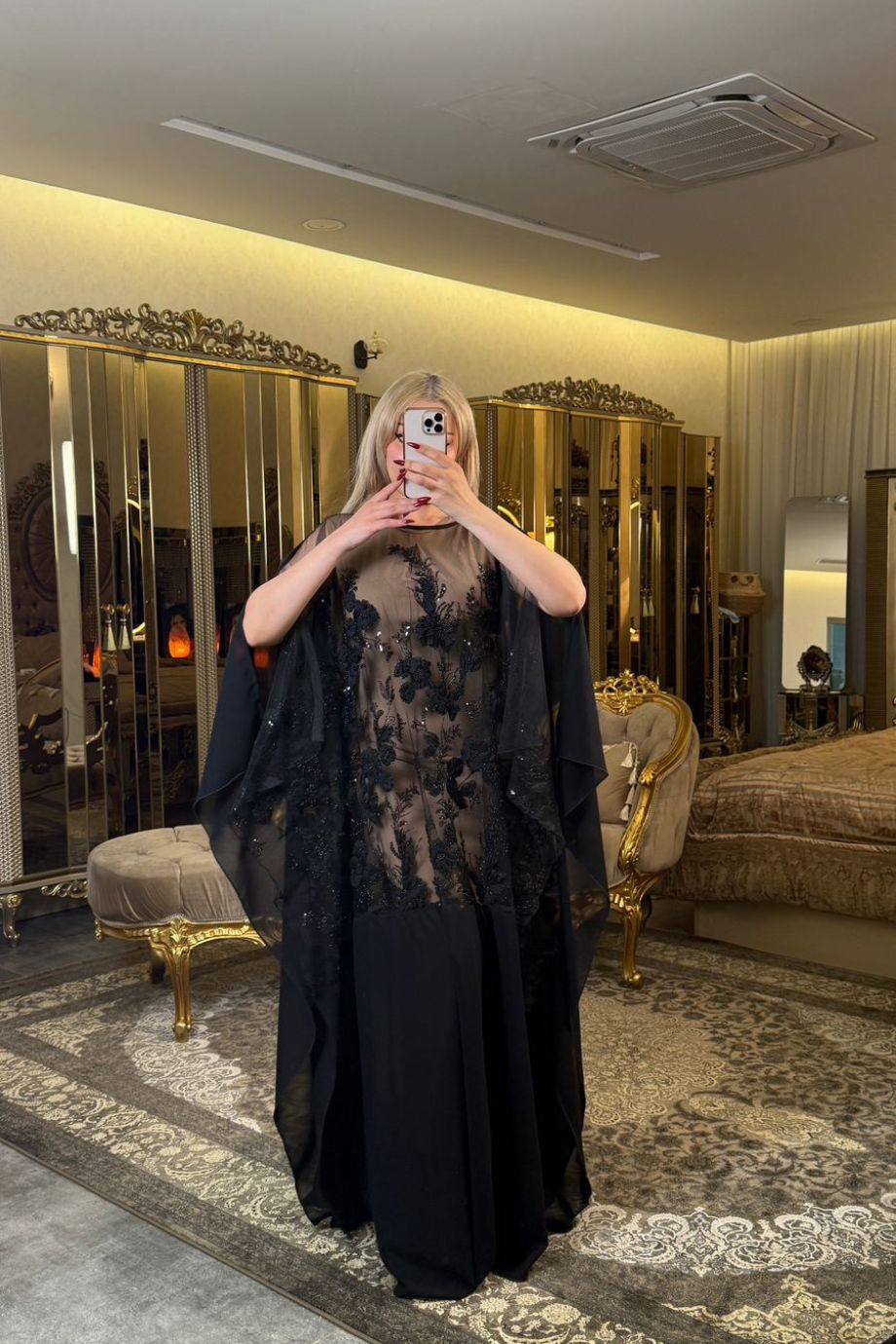 طقم كلابية بصدر تول مشغول ورد مجسّم مع فستان بينسل كت – فري سايز بإطلالة راقية وأنثوية