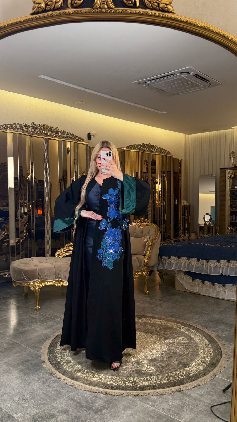 بشت جرجيت مطعّم بورود أورغنزا – فخامة أنثوية بتصميم راقٍ وأنيق