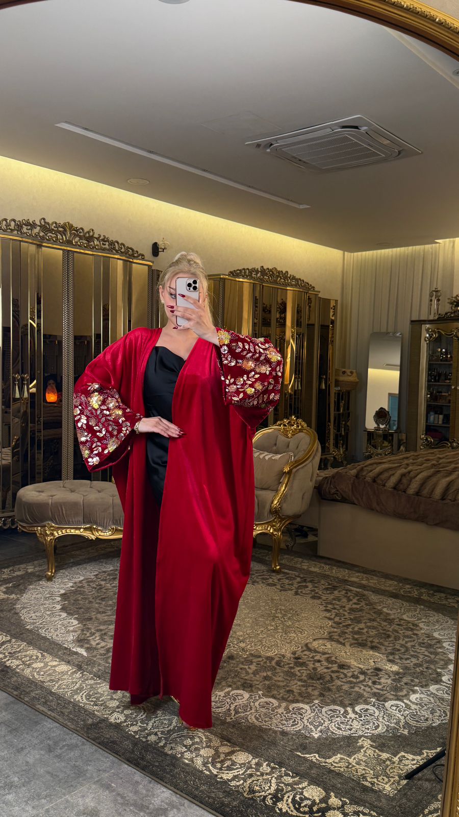 بشت مخمل أحمر فخم – أكمام بلك بتطريز ذهبي فاخر