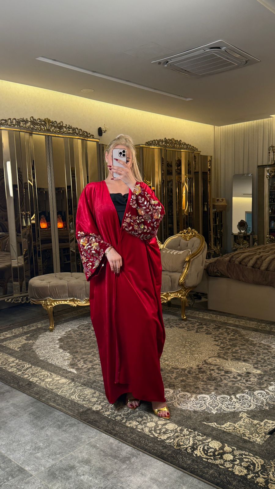 بشت مخمل أحمر فخم – أكمام بلك بتطريز ذهبي فاخر